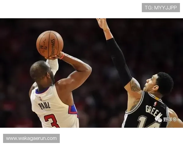 FB体育：专业体育评论员带你深入解读每场比赛精彩瞬间